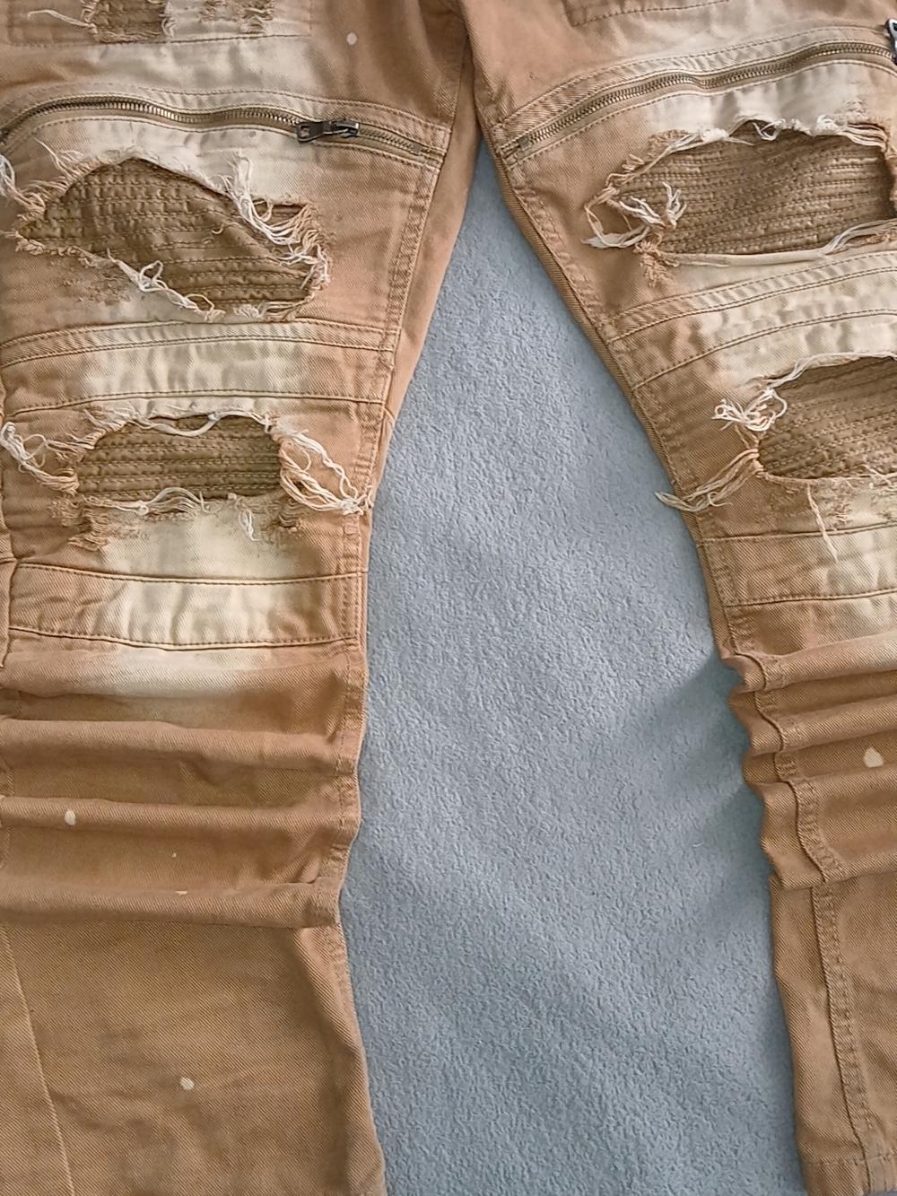 Men's Distressed Tan Ripped Jeans - Picture 4 of 4